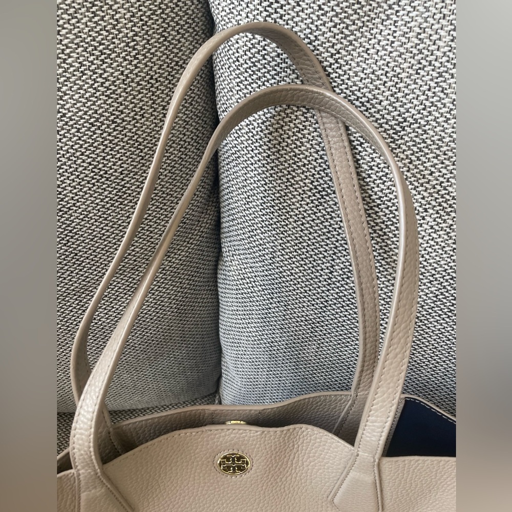 Tory Burch Perry Pebbled Leather Tote in French Gray - Picture 8 of 9